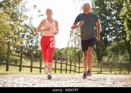 Healthy Senior Couple Enjoying courir dans la campagne Ensemble Banque D'Images