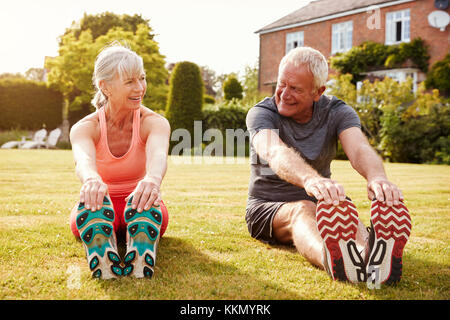 Couple en bonne santé dans l'exercice Ensemble de jardin Banque D'Images