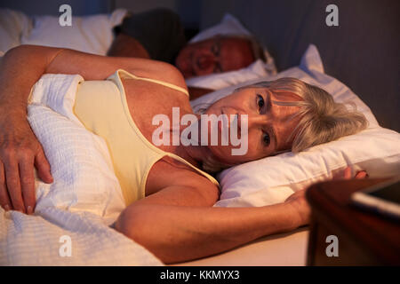 Inquiets Senior Woman in Bed de nuit souffrant d'insomnie Banque D'Images