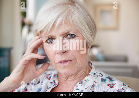 Senior woman looking grave à l'appareil photo à la maison, Close up Banque D'Images