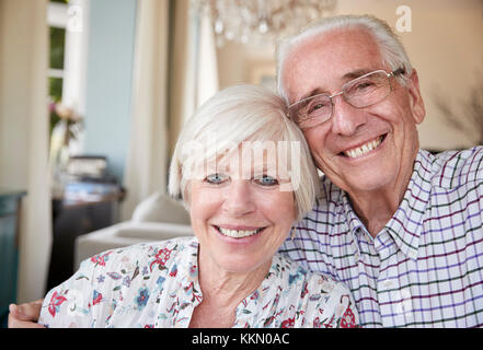 Happy senior couple smiling to camera at home, Close up Banque D'Images