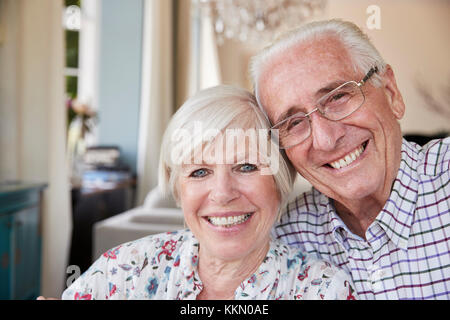 Happy senior couple smiling to camera at home, Close up Banque D'Images