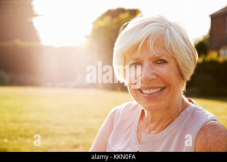 Senior woman in the garden, souriant à la caméra, Close up Banque D'Images