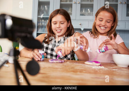 Deux filles blogs vidéo dans la cuisine la préparation des ingrédients Banque D'Images