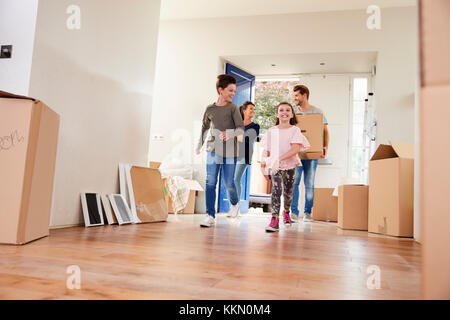 Avec des boîtes de la famille dans la nouvelle maison le jour du déménagement Banque D'Images