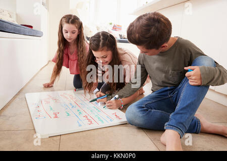 Les enfants, source de liste de tâches sur le tableau blanc à la maison Banque D'Images