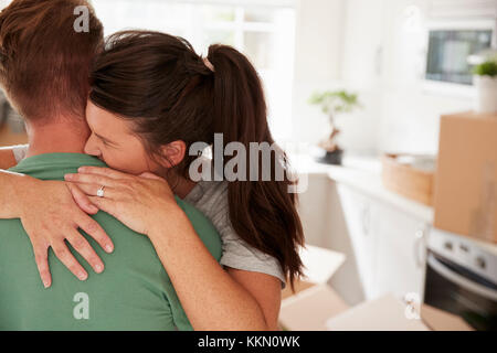 Couple aimant célébrer l'engagement à la maison Banque D'Images