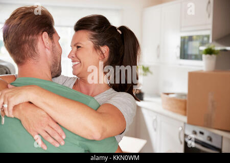Couple aimant célébrer l'engagement à la maison Banque D'Images