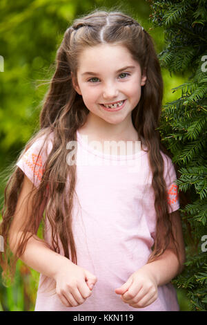 Portrait of a Young Girl standing Outdoors In Garden Banque D'Images