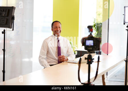 Middle aged businessman faire une vidéo d'entreprise Banque D'Images
