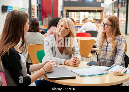 Les élèves de l'enseignant parle à aire communale de College Campus Banque D'Images