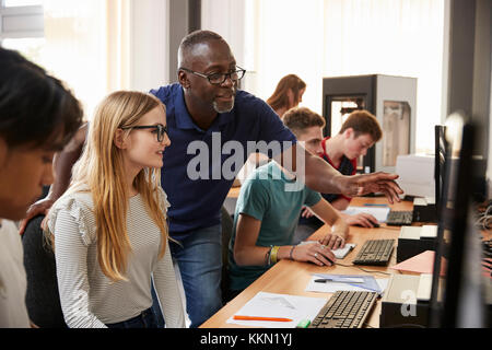 Avec les étudiants en design enseignant travaillant dans CAD/Laboratoire d'impression 3D Banque D'Images