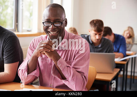 Portrait d'homme mûr qui fréquentent la classe d'éducation des adultes Banque D'Images