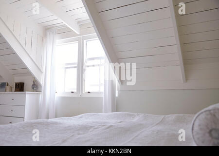 Vue de l'intérieur de lumière magnifique et spacieuse chambre blanche Banque D'Images