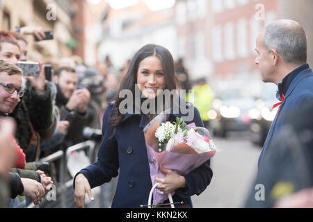 Meghan Markle répond aux sympathisants comme elle arrive avec le prince Harry à la Nottingham Contemporary à Nottingham, à assister à une Terrence Higgins Trust World AIDS Day charity juste sur leur premier engagement officiel ensemble. Banque D'Images