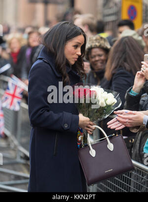 Meghan Markle répond aux sympathisants comme elle arrive avec le prince Harry à la Nottingham Contemporary à Nottingham, à assister à une Terrence Higgins Trust World AIDS Day charity juste sur leur premier engagement officiel ensemble. Banque D'Images