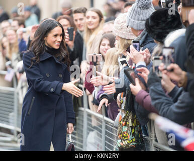 Meghan Markle répond aux sympathisants comme elle arrive avec le prince Harry à la Nottingham Contemporary à Nottingham, à assister à une Terrence Higgins Trust World AIDS Day charity juste sur leur premier engagement officiel ensemble. Banque D'Images