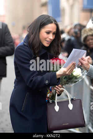 Meghan Markle répond aux sympathisants comme elle arrive avec le prince Harry à la Nottingham Contemporary à Nottingham, à assister à une Terrence Higgins Trust World AIDS Day charity juste sur leur premier engagement officiel ensemble. Banque D'Images