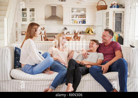 Famille avec adolescents Relaxing On Sofa Together Banque D'Images