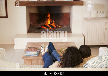 Couple romantique dans le salon à côté d'ouvrir le feu Banque D'Images