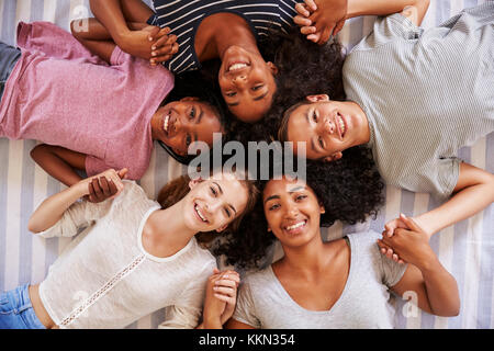 Vue de dessus de Woman Lying On Bed Together Banque D'Images