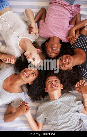 Vue de dessus de Woman Lying On Bed Together Banque D'Images