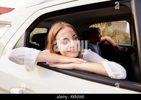 Famille avec adolescents en voiture sur la route Banque D'Images