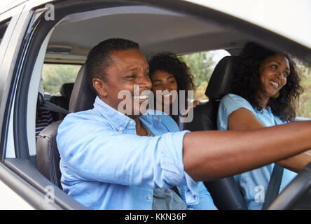 Famille avec adolescents en voiture sur la route Banque D'Images