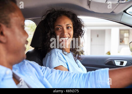 Young Couple Sitting in car on Road Trip Banque D'Images