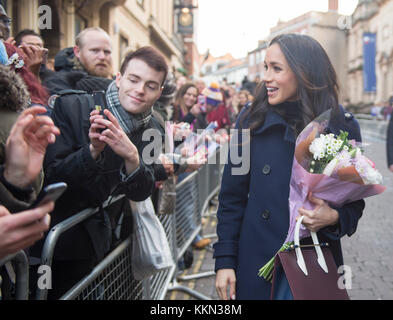 Meghan Markle répond aux sympathisants comme elle arrive avec le prince Harry à la Nottingham Contemporary à Nottingham, à assister à une Terrence Higgins Trust World AIDS Day charity juste sur leur premier engagement officiel ensemble. Banque D'Images