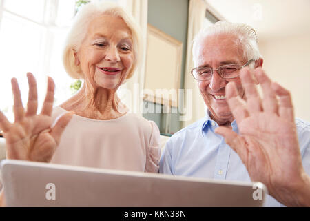 Couple ordinateur portable pour se connecter avec la famille pour l'appel vidéo Banque D'Images