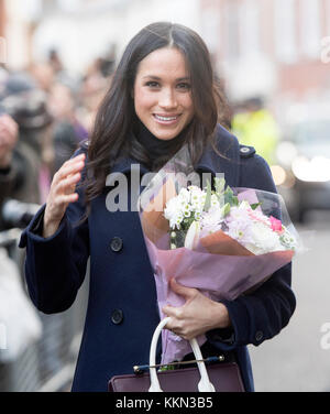 Meghan Markle répond aux sympathisants comme elle arrive avec le prince Harry à la Nottingham Contemporary à Nottingham, à assister à une Terrence Higgins Trust World AIDS Day charity juste sur leur premier engagement officiel ensemble. Banque D'Images