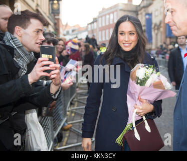 Meghan Markle répond aux sympathisants comme elle arrive avec le prince Harry à la Nottingham Contemporary à Nottingham, à assister à une Terrence Higgins Trust World AIDS Day charity juste sur leur premier engagement officiel ensemble. Banque D'Images