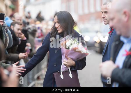 Meghan Markle répond aux sympathisants comme elle arrive avec le prince Harry à la Nottingham Contemporary à Nottingham, à assister à une Terrence Higgins Trust World AIDS Day charity juste sur leur premier engagement officiel ensemble. Banque D'Images