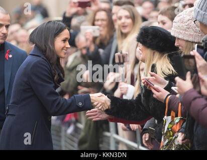 Meghan Markle répond aux sympathisants comme elle arrive avec le prince Harry à la Nottingham Contemporary à Nottingham, à assister à une Terrence Higgins Trust World AIDS Day charity juste sur leur premier engagement officiel ensemble. Banque D'Images