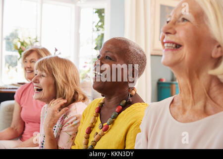 Groupe d'amis féminins walking Banque D'Images