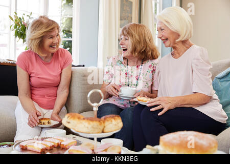 Senior Female Friends Enjoying thé l'après-midi ensemble, à la maison Banque D'Images