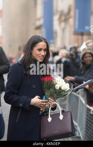 Meghan Markle répond aux sympathisants comme elle arrive avec le prince Harry à la Nottingham Contemporary à Nottingham, à assister à une Terrence Higgins Trust World AIDS Day charity juste sur leur premier engagement officiel ensemble. Banque D'Images