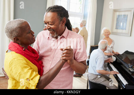 Groupe de personnes âgées bénéficiant d'ensemble Club de danse Banque D'Images
