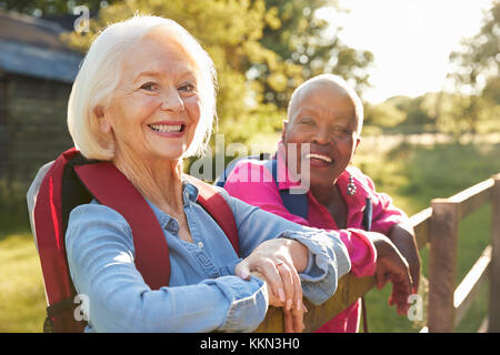 Portrait de deux femmes Senior Friends Hiking in Countryside Banque D'Images