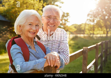 Portrait of Senior Couple Hiking in Countryside Ensemble Banque D'Images