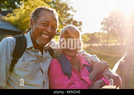 Portrait of Senior Couple Hiking in Countryside Ensemble Banque D'Images