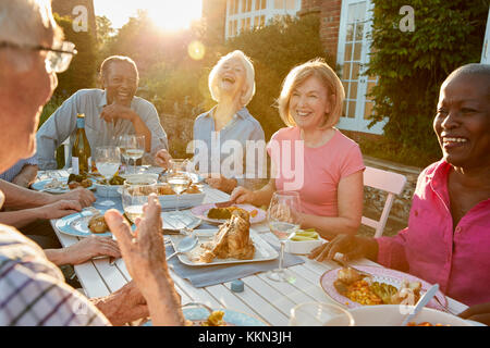 Groupe de hauts Friends Enjoying Outdoor Dinner Party At Home Banque D'Images