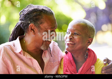 Senior Couple On marche dans la campagne Ensemble Banque D'Images