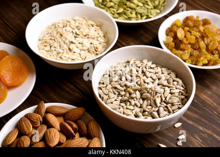 Petit-déjeuner sain avec des noix, graines et fruits secs. concept d'aliments biologiques naturelles Banque D'Images