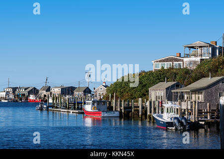 Sommaire des bateaux et cabanes de pêche dans le village de Menemsha, Chilmark, Martha's Vineyard, Massachusetts, USA. Banque D'Images