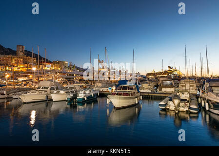 Yachts de plaisance et le centre-ville de Monaco la nuit. Banque D'Images