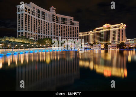 Reflet de la bellagio et Caesars Palace dans le lac du Bellagio, Las Vegas, Nevada, USA. Banque D'Images