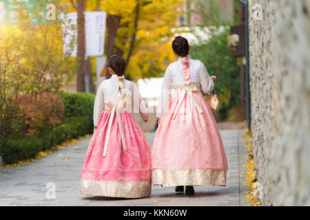 Coréen hanbok asiatique femme habillés en vêtements traditionnels en marche-jeongdong gil à Séoul, Corée du Sud. Banque D'Images