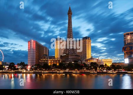 L'aube sur le lac et le Bellagio, Paris Las Vegas. Banque D'Images